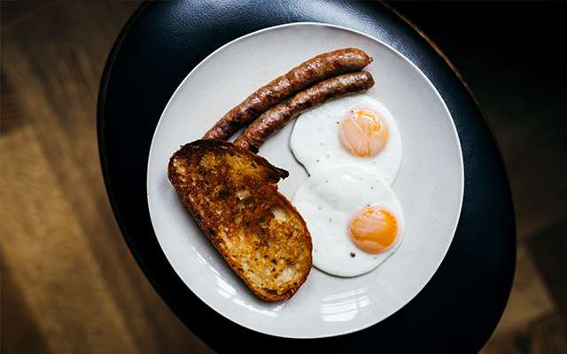 Recept voor ontbijt met geitenchipolataworstjes en een spiegelei